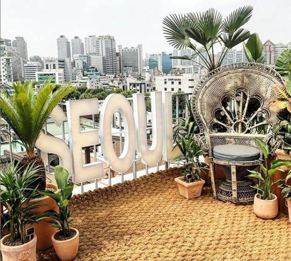 ソウリズムカフェのフォトジェニックな写真スポット「SEOUL」があるテラス